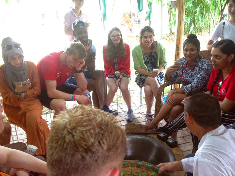 2+交流生们观看制茶师傅手工炒茶_副本.jpg 2+交流生们观看制茶师傅手工炒茶_副本.jpg